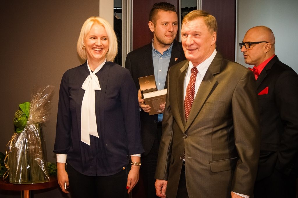 FOTO: Sveic hokeja treneri Aleksandru Cicurski 70 gadu jubilejā 