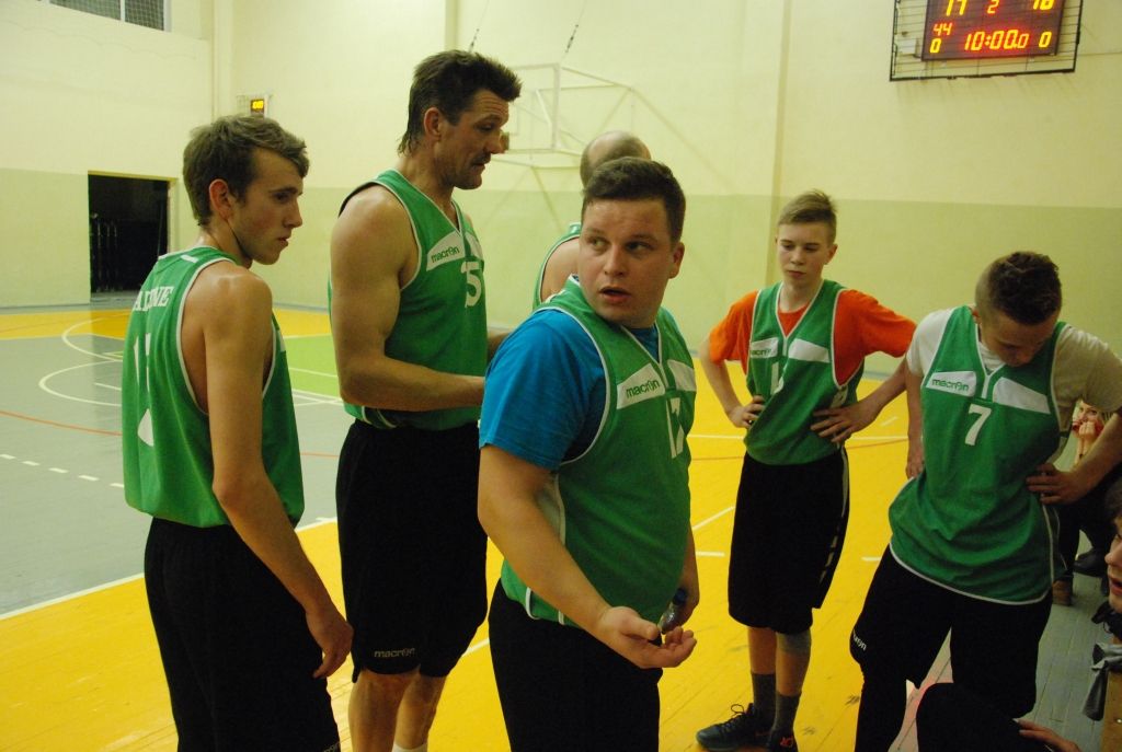 Intriga par Aizputes novada čempiona titulu basketbolā saglabājas