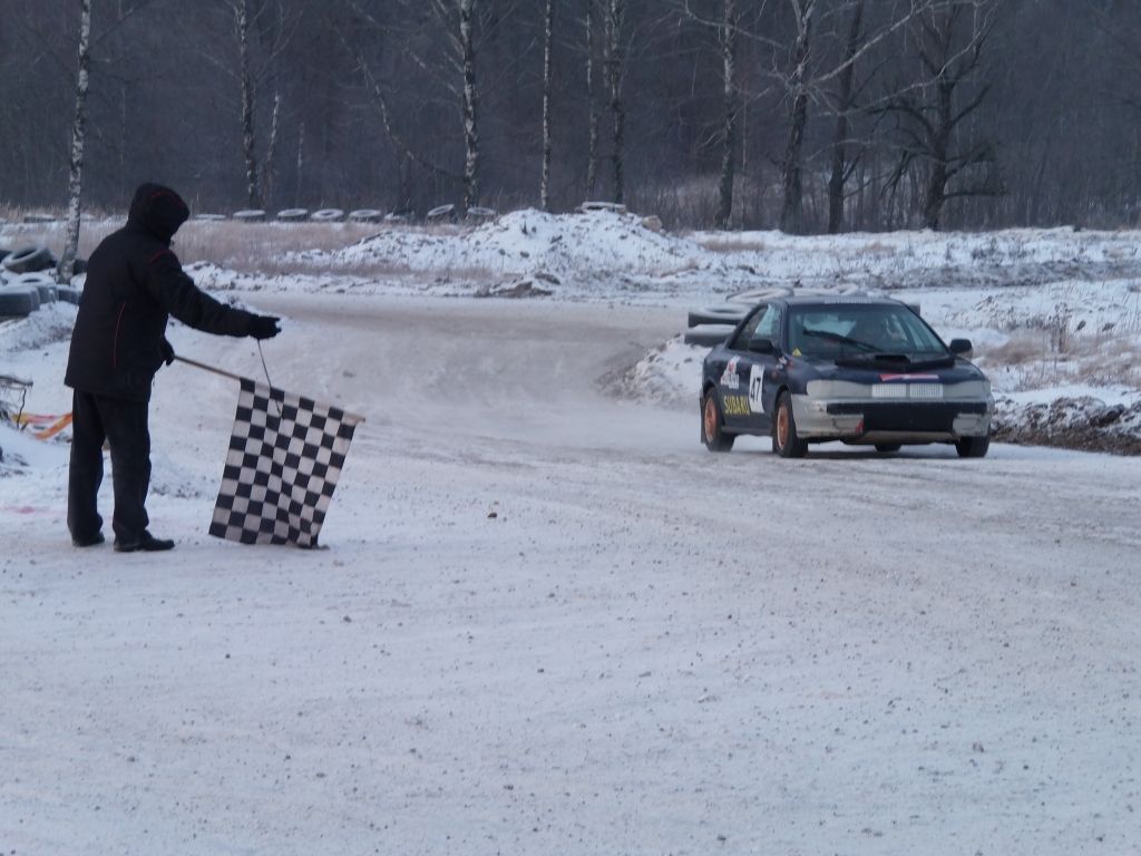 Trešais ziemas autosprints Priekulē pulcē daudz dalībniekus