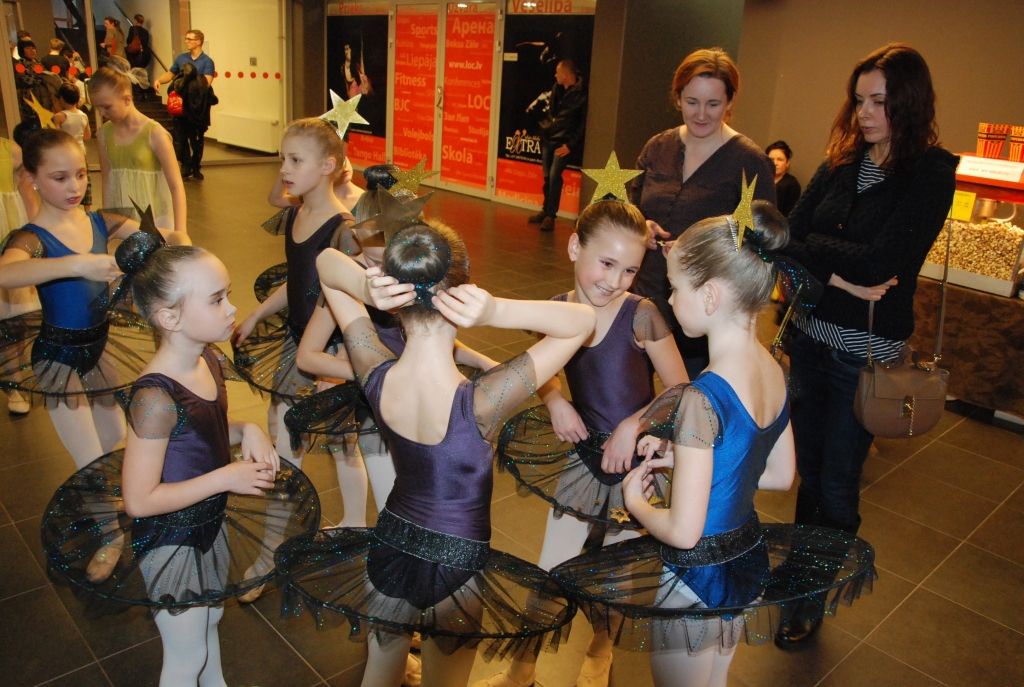 FOTO: Liepājā sacenšas mūsdienu deju kolektīvu radošajā konkursā
