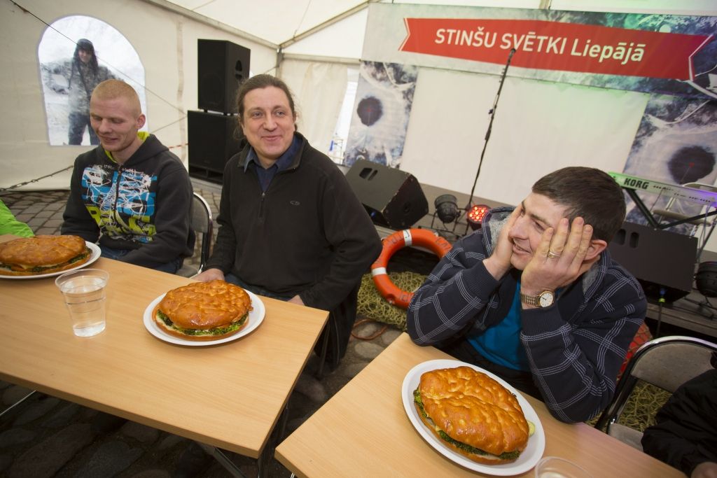 Stinšu svētku laikā notiks zivju burgera ātrēšanas sacensības