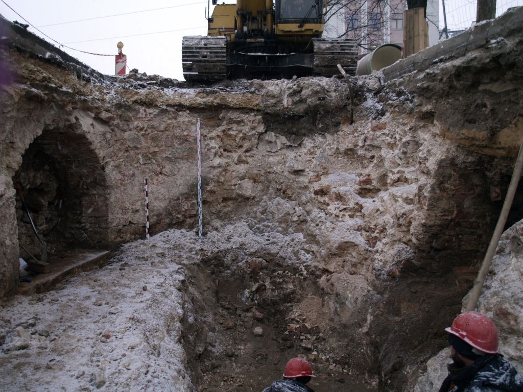 FOTO: Senā mūra fragmenta izpētes dēļ satiksmes ierobežojumi 11.novembra krastmalā ilgs līdz martam