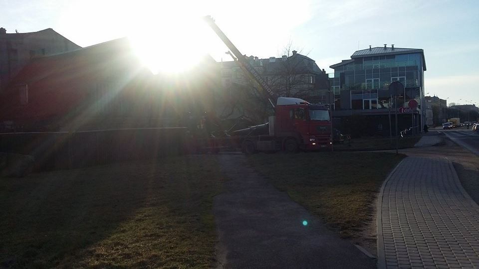 Aculieciniece ziņo par seno lielgabalu demontēšanu