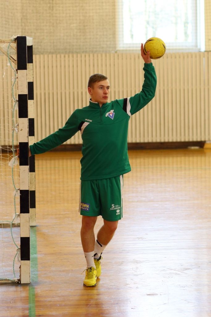 FOTO: "Vaiņodes" handbolisti savā laukumā uzvar "Latgolu"