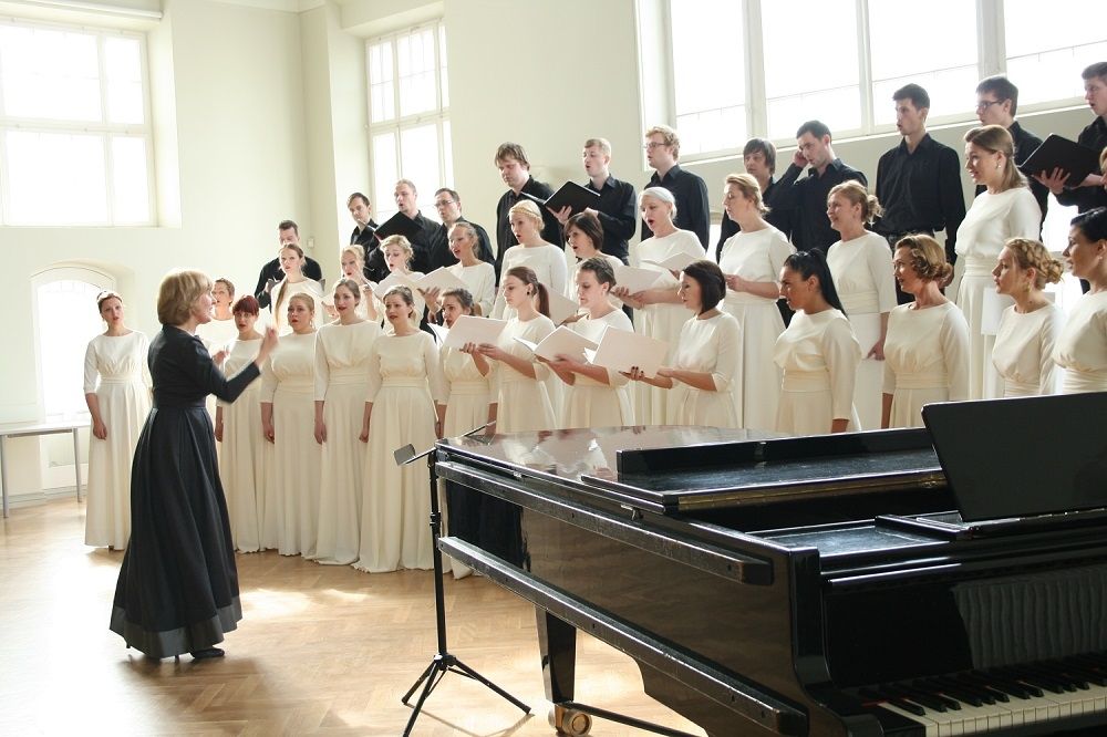 Jauktais koris "Intis" un kamerkoris "Austrums" aicina uz mīlas dziesmu koncertu