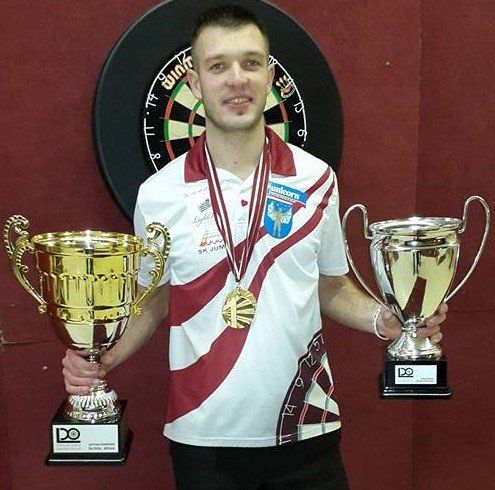 Razma pārliecinoši kļuvis par Latvijas čempionu šautriņu mešanā