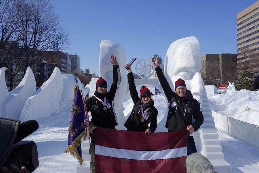 Latvijas komanda uzvar prestižajā Saporo Starptautiskajā sniega skulptūru festivālā