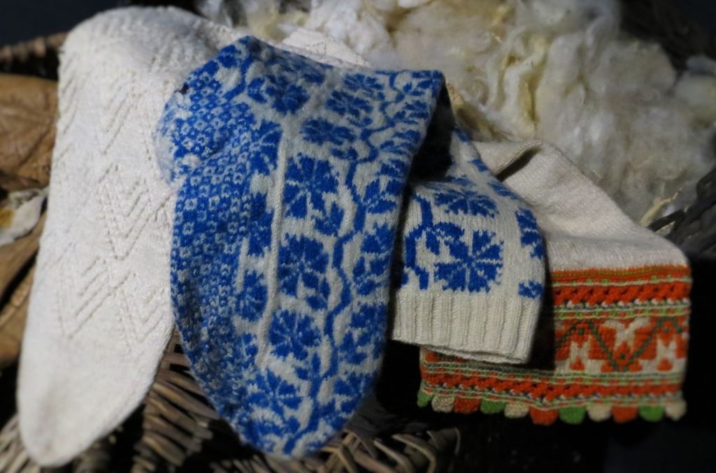 Liepājas muzejā piedāvā nodarbības skolēniem par etnogrāfiskajiem cimdiem un zeķēm