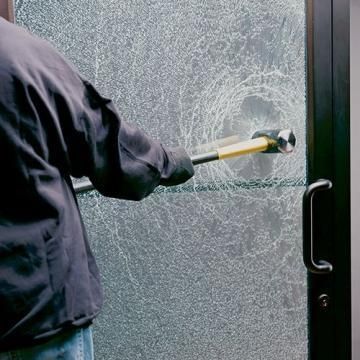 Liepājā izsit logus mājai un automašīnai