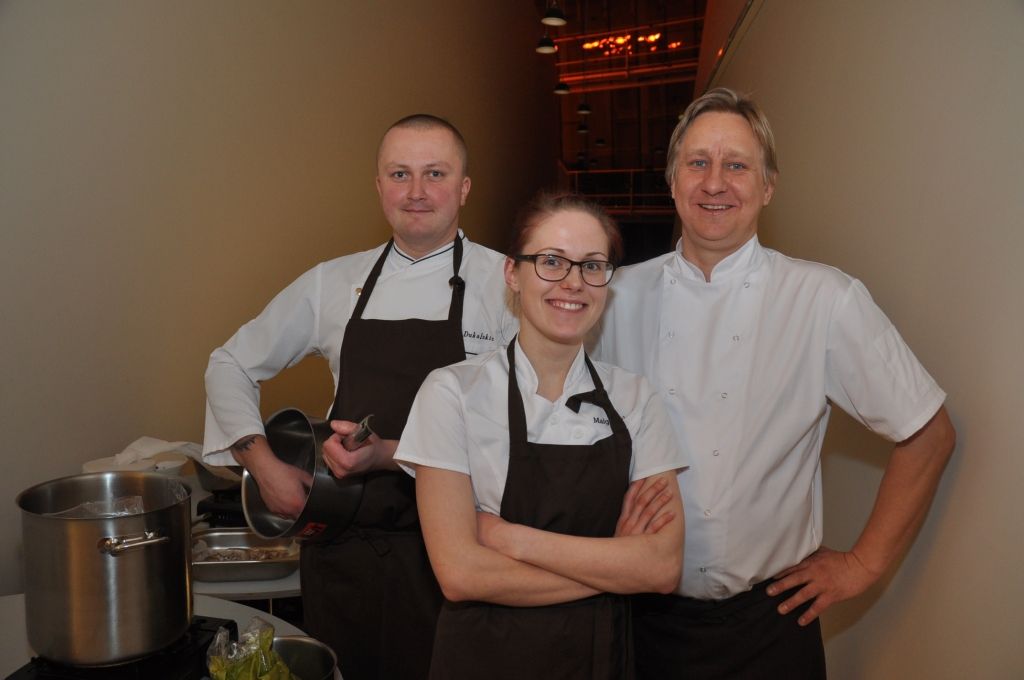 Pirms Liepājas Stinšu svētkiem rāda zivju ēdienu meistarstiķus