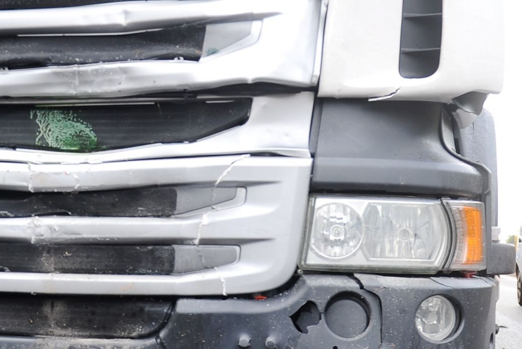 Ietriecoties stāvošā kravas automašīnā, Kuldīgas novadā gājuši bojā divi cilvēki (papildināts 10:23)