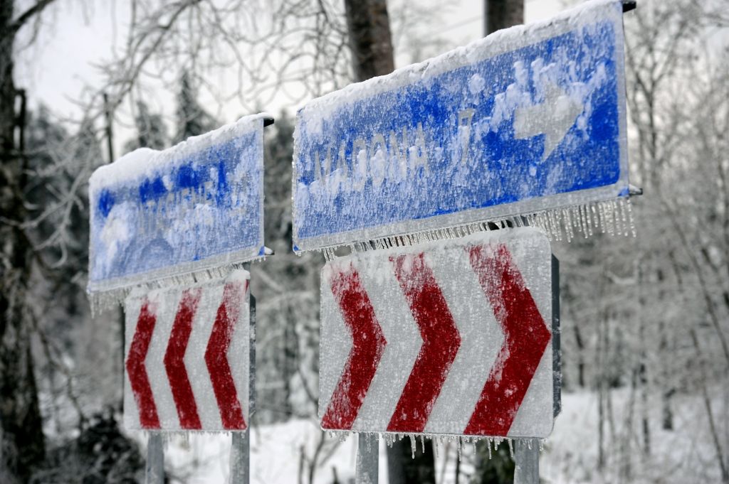 Vietām uz valsts galvenajiem ceļiem apledojums apgrūtina braukšanu
