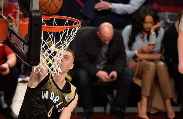 Porziņģa 30 punkti neglābj Starptautisko komandu no zaudējuma NBA Uzlēcošo zvaigžņu mačā