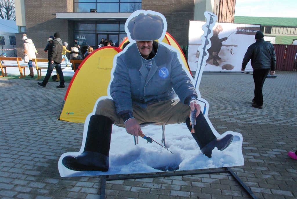 FOTO.VIDEO: Stinšu svētkos Liepājā noķer tikai vienu stinti