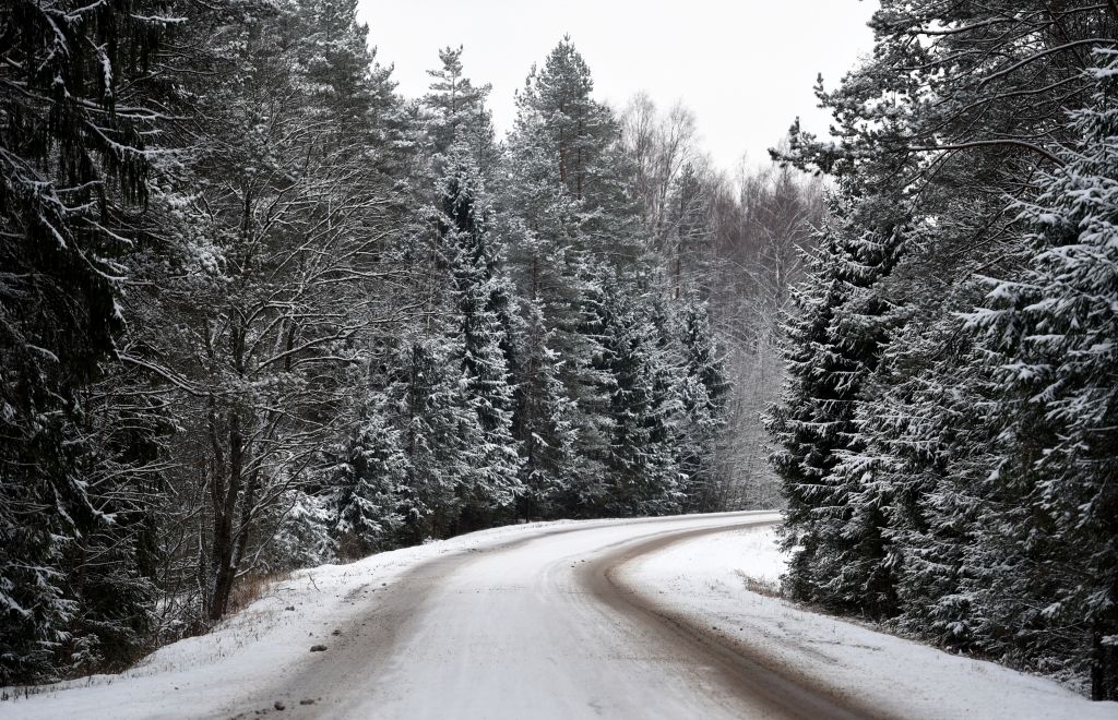 Sniegs daudzviet apgrūtina braukšanu