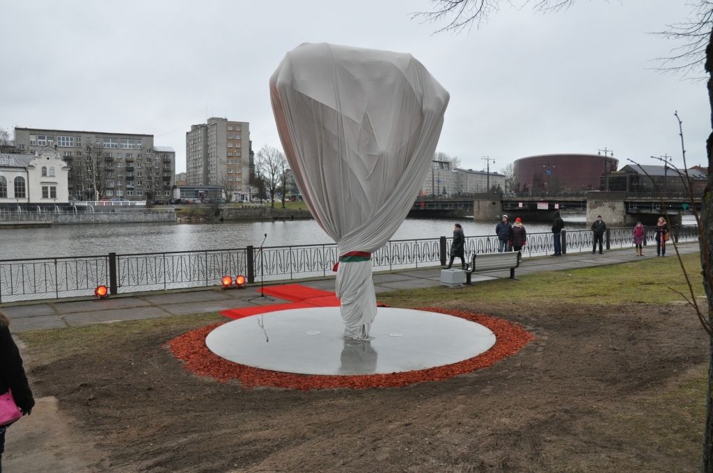 Liepājā atklāj "Mīlestības koku" jaunlaulātajiem