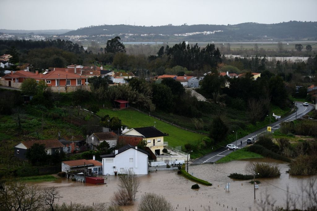 Portugālē pārplūdusi upe aiznes riteņbraucēju