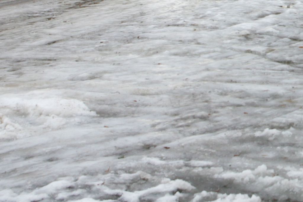 Daudzviet braukšanu apgrūtina apledojums