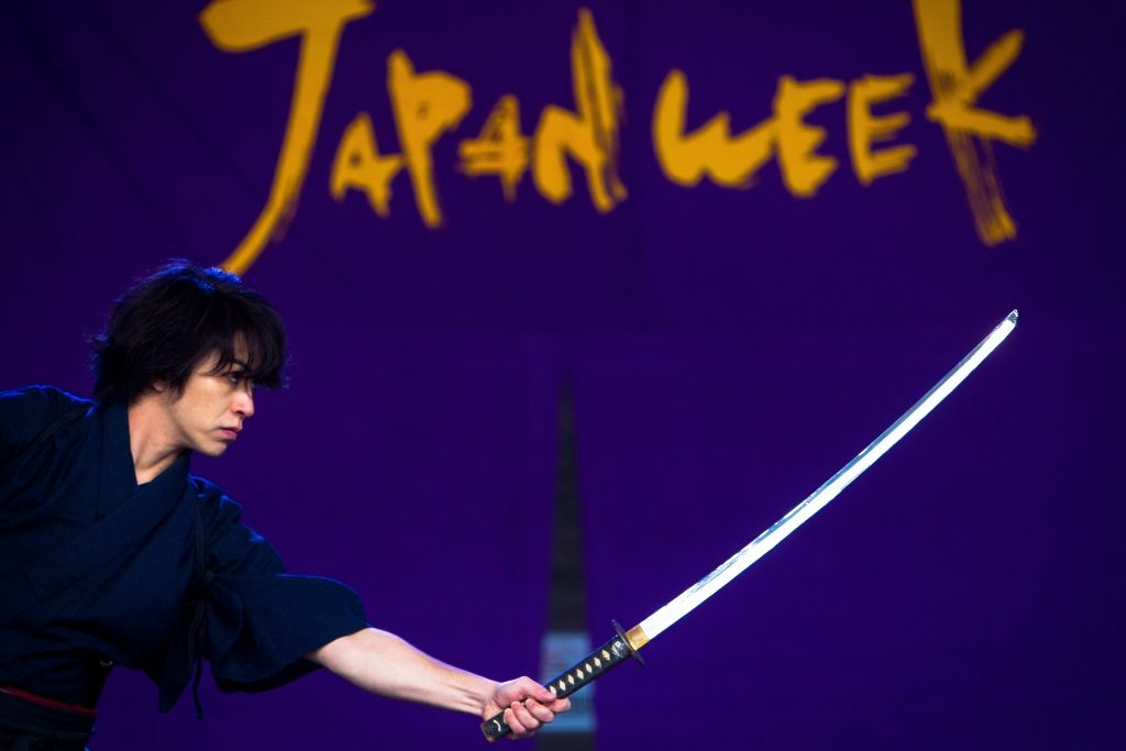 Japānā mēģinājuma laikā ar samuraju zobenu nogalina aktieri