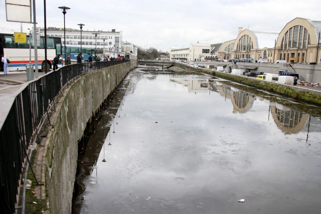 Policists izvelk no ūdens slīkstošu vīrieti; atdzīvināt neizdodas