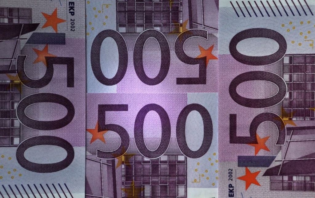 Uzbrūk lielas vērtības naudas banknotēm 