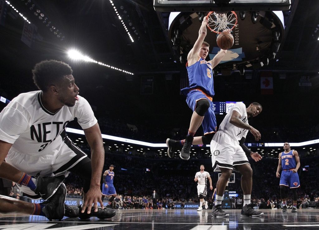 Porziņģa 18 punkti neglābj Knicks no zaudējuma arī otrajā spēlē jaunā galvenā trenera vadībā