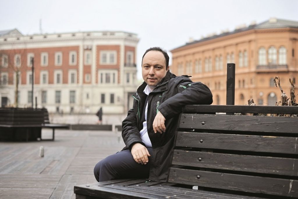 Abinieks dīķī blenž uz kalnu