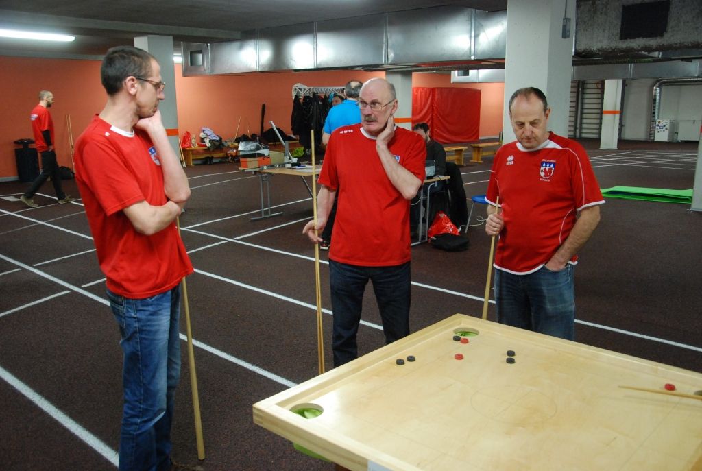 FOTO: "Autobusu parks" cīnās Latvijas komandu čempionāta novusā pirmajā līgā