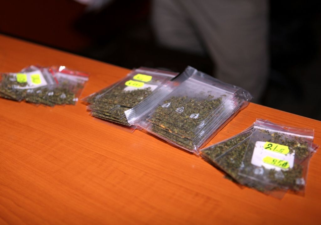 Pētījums: Katrs piektais skolas vecuma jaunietis Latvijā pamēģinājis narkotikas