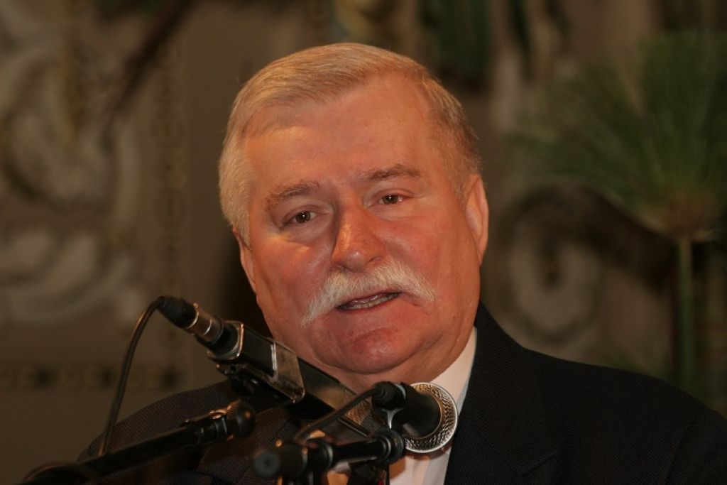 Publiskots Valensas saistībraksts ar apņemšanos spiegot komunistu labā