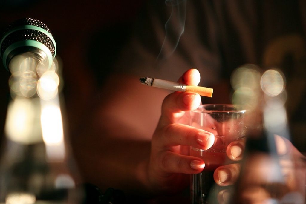 Deputāti neiebilst smēķēšanas aizliegumam automašīnās 