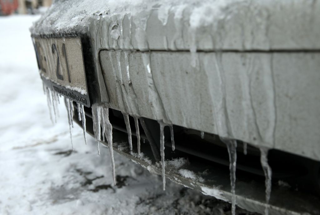 Trešdienas rītā braukšanu vietām apgrūtina apledojums