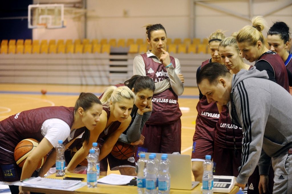 Uz šauras laipas Ķēdaiņos: Latvijas basketbolistes svarīgā mačā tiekas ar lietuvietēm