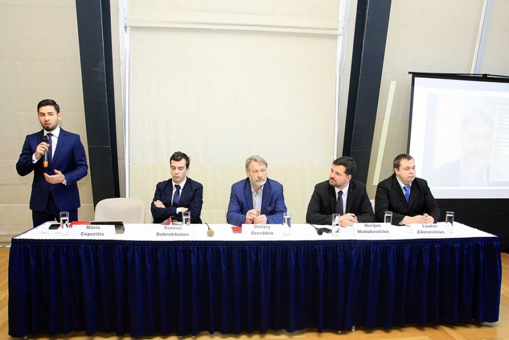 Pētnieki: Lai noturētu varu, oficiālā Krievija melo un iebiedē