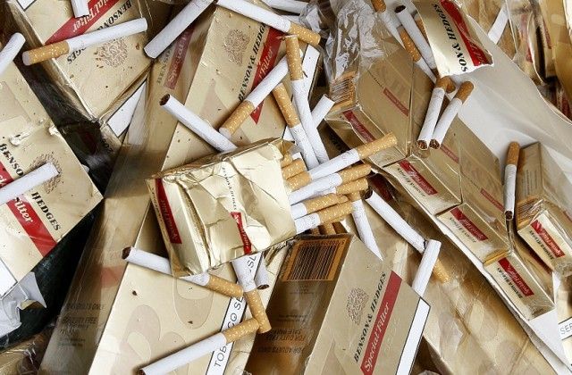 Tirgo elektrošoka ierīcas, atņem kontrabandas cigaretes