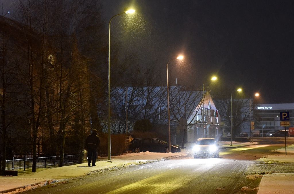 LVC: Sniegs un apledojums vietām apgrūtina braukšanu