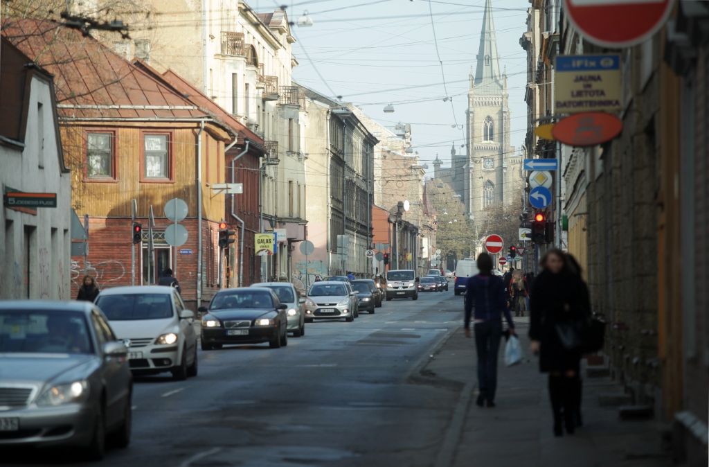Autovadītāja Rīgā uz Avotu ielas notriec seniori