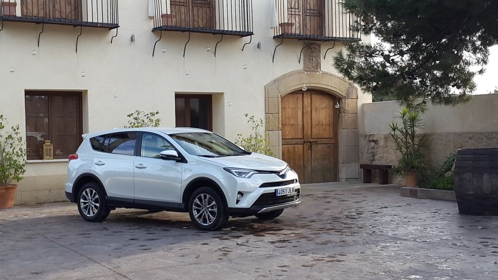 Toyota «hibridizē» arī RAV 4 