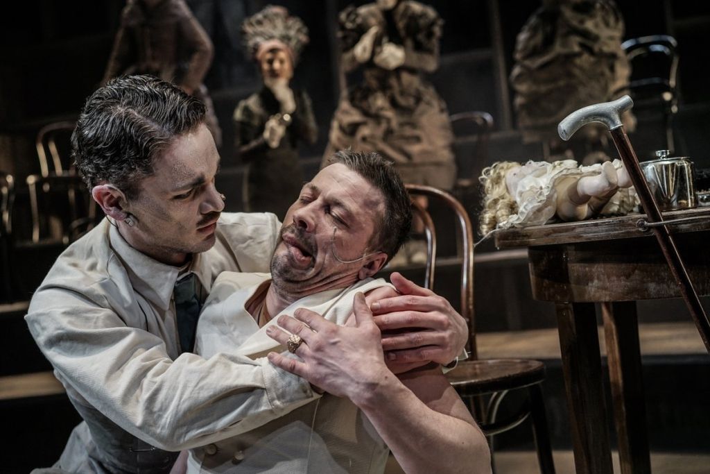 Liepājas teātrī pirmizrādi piedzīvo cilvēka drāma „Ziloņcilvēks”