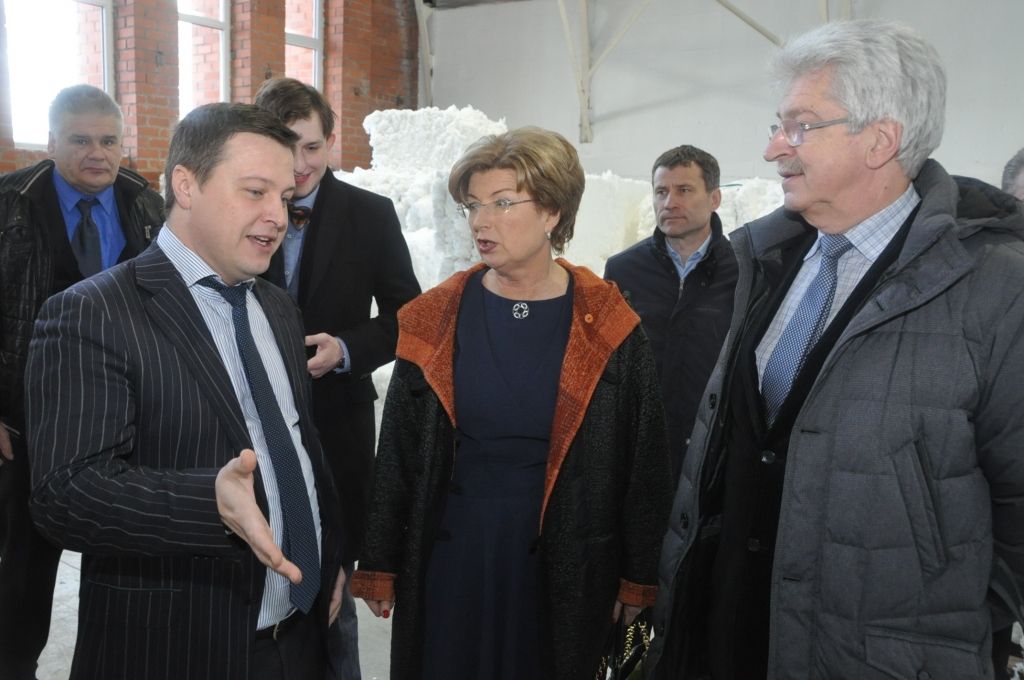 FOTO: Inguna Sudraba ar partijas biedriem "iCotton” ražotnē