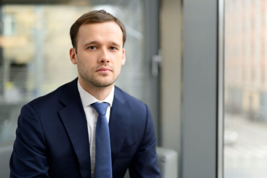 Eksperti atbild: Ko nozīmē negatīvas likmes Latvijas valsts parāda vērtspapīru izsolē?