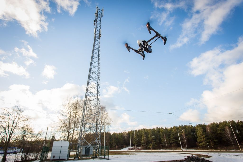 Tele2 bāzes staciju apsekošanai izmantos dronus