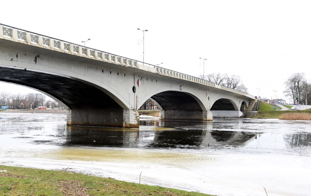 Šorīt apledojums vietām apgrūtina braukšanu