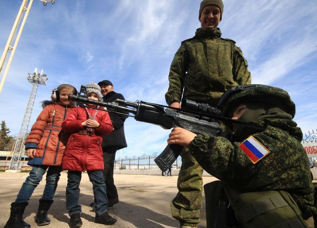 Krimā jaundzimušie saņem pavēstes no armijas