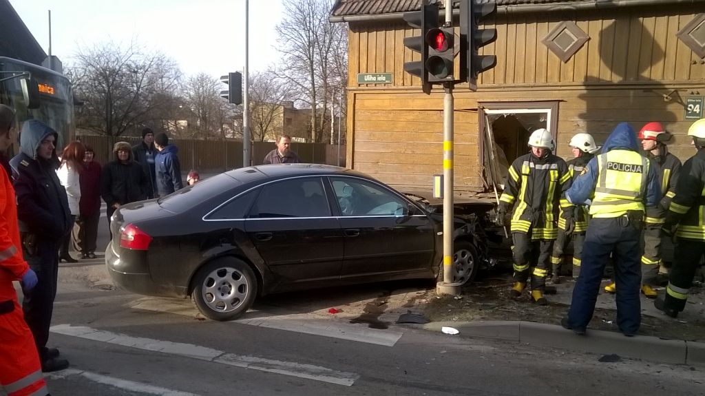 FOTO.VIDEO: Liepājā notiek smaga avārija