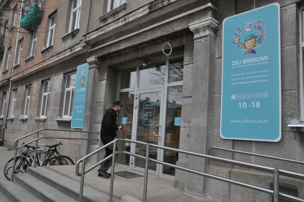 FOTO: Liepājā atklāj  zinātkāres centru "Zili brīnumi"