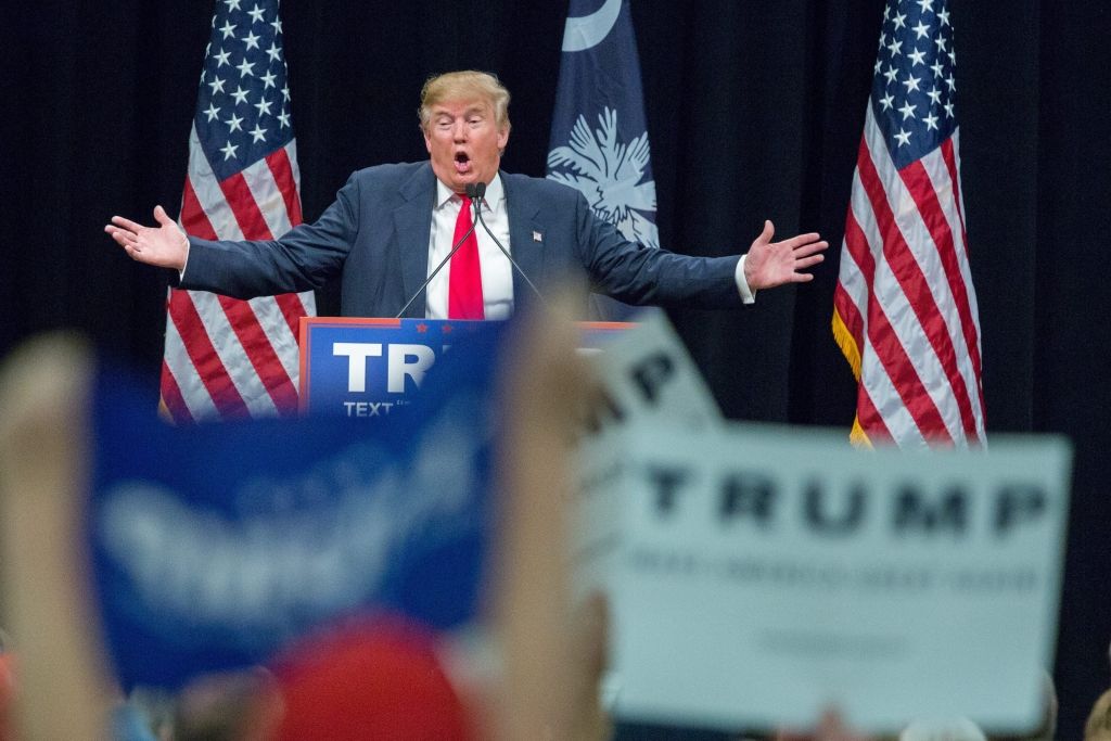 VIDEO: Tramps visas valsts priekšā lielās ar savu vīrieša mantību