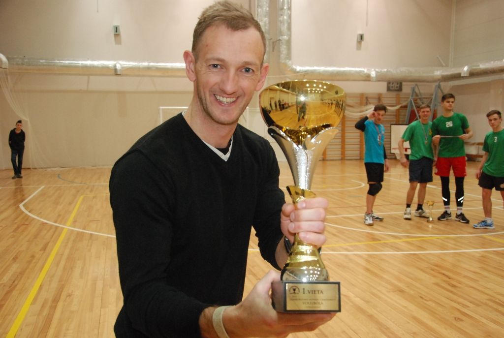 FOTO: Apbalvo Lejaskurzemes novadu spēcīgākās volejbola komandas