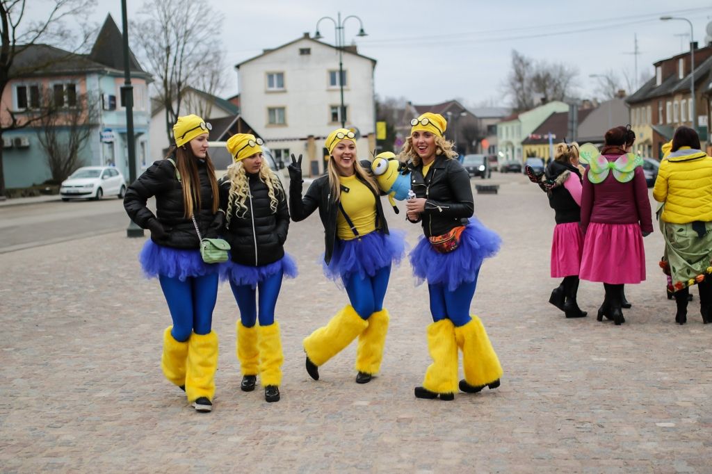 FOTO: Dāmas valda pār ceļiem. Sieviešu dienas rallijs