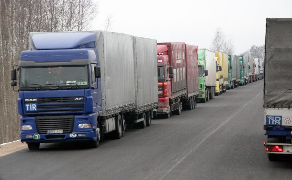 Rindās uz Latvijas-Krievijas robežas turpina gaidīt ap 300 kravas automašīnu